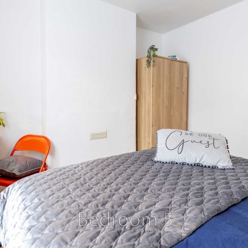 Room 1 - Photo 1