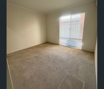 Modern 3-Bedroom Home in a Quiet, Well-Kept Complex - Photo 3