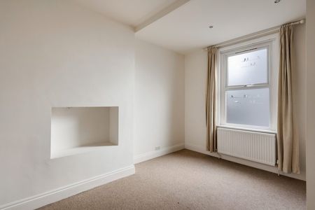 2 Bed Flat - Photo 2