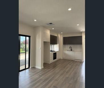 Bright and Modern Townhouse with Private Courtyard - Photo 3