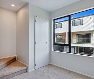 3-Bedroom Townhouse+1 Study in Te Atatū Peninsula! - Photo 5