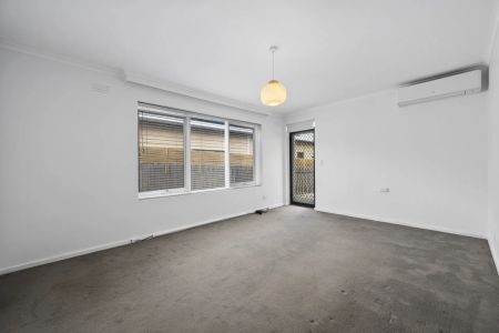 Modern comfort in a prime Thornbury location - Photo 3