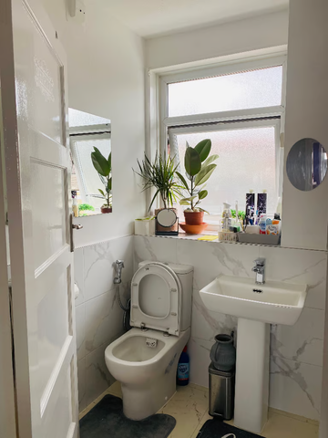 1 bedroom in a house share to rent - Photo 2