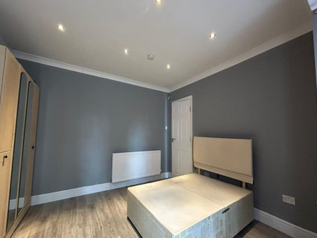 6 bedroom detached house to rent - Photo 2