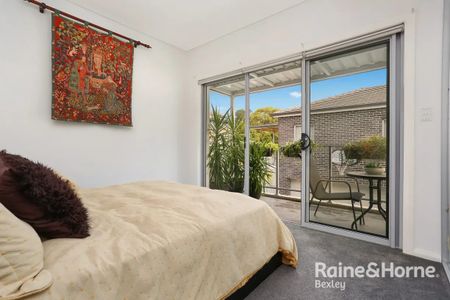Stylish Inner-West Townhouse in Heart of Canterbury - Photo 2