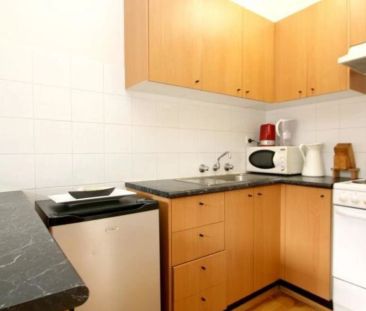 Charming One Bedroom Apartment in Convenient Location - Photo 5