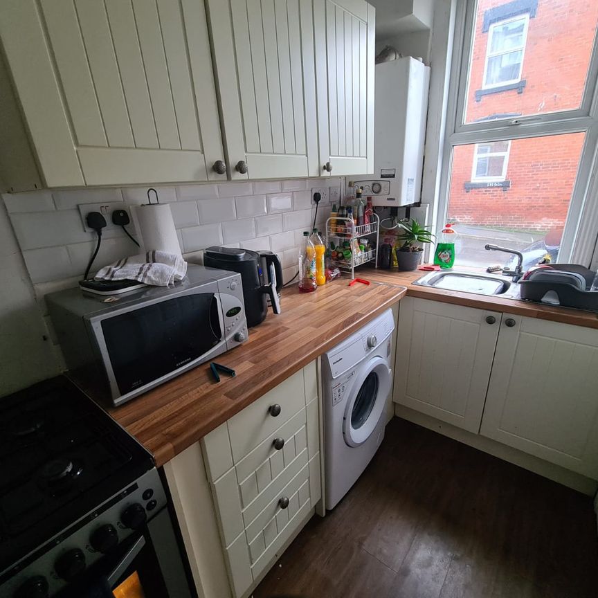 2 Bed - 37 Christopher Road, Woodhouse, Leeds - LS6 2JX - Student - Photo 1