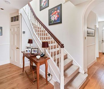 A stunning Grade II listed four bed townhouse in the heart of Farnham - Photo 3