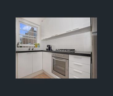 Top floor apartment in the heart of Elizabeth Bay - Photo 3