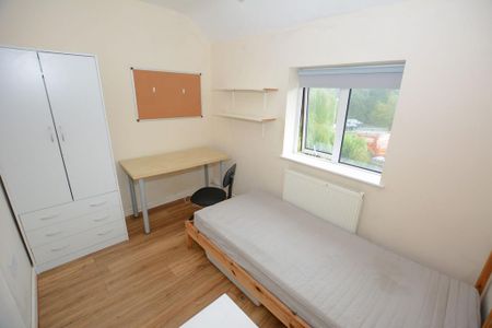 4 bedroom semi-detached house to rent - Photo 4