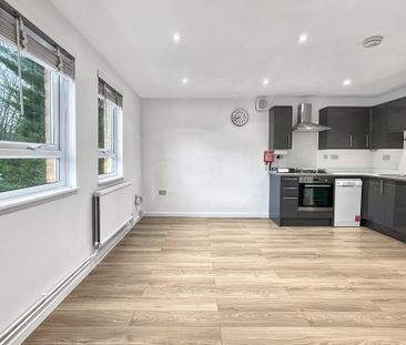 A redecorated two-bedroom, first-floor flat featuring a newly fitte... - Photo 5