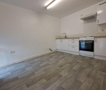 2 bedroom semi-detached house to rent - Photo 4
