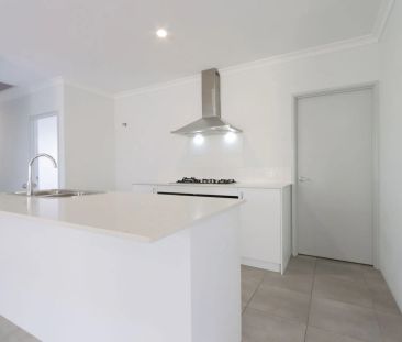 Contemporary 4-bedroom family home close to beaches, parks & shops. - Photo 5