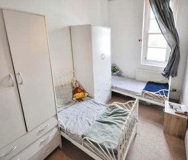 3 bedroom Flat To Let - Photo 4