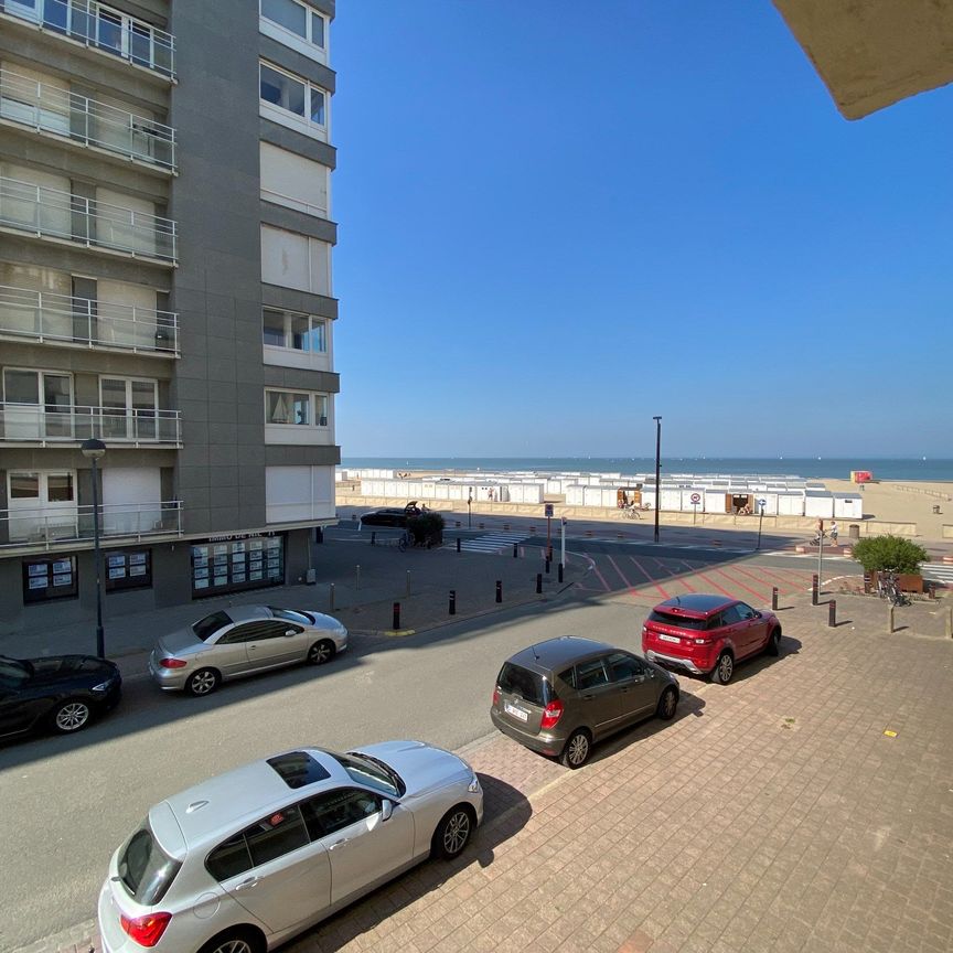 GEMEUBELD - Volledig gerenoveerd 3- slaapkamer appartement met ZIJDELINGS ZEEZICHT gelegen in het gezellige DUINBERGEN. - Photo 1