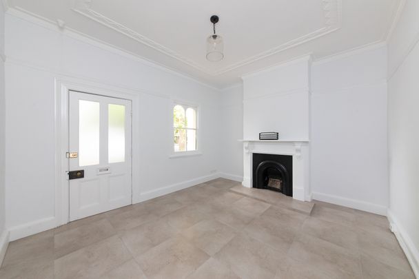 Beautiful Townhouse Conveniently Located! - Photo 1