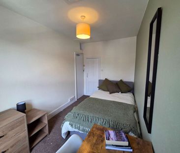 Stylish Home from Home House Share Room 1 (Rear) - Photo 3