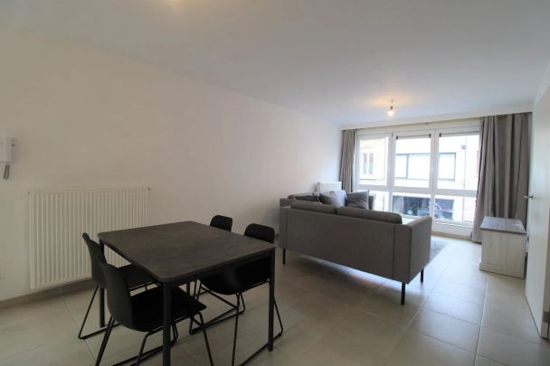 Appartement met twee slaapkamers en autostaanplaats in centrum Roeselare - Photo 1