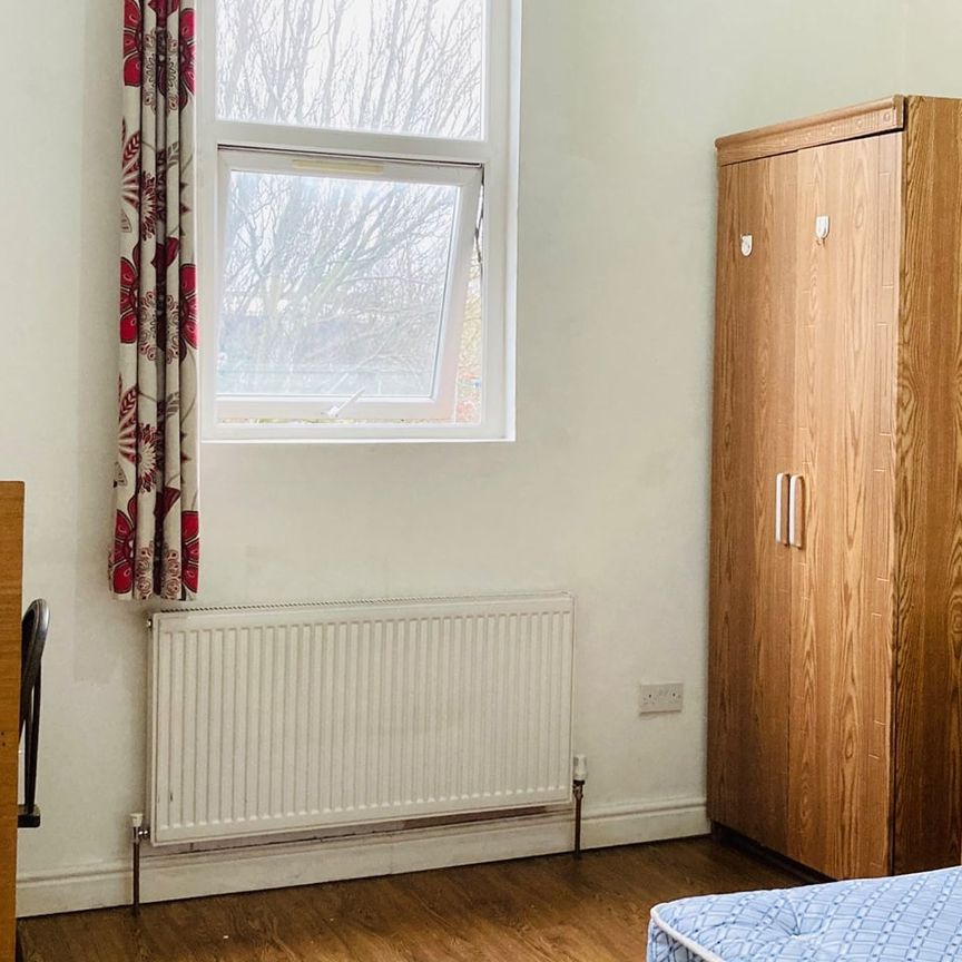 Room in a Shared House, Manchester, M12 - Photo 1