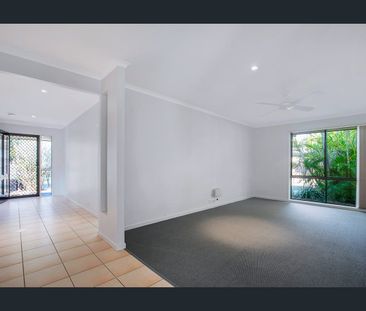 Fresh, Modern & Family Friendly Living in a Quiet Cul-de-Sac! - Photo 2