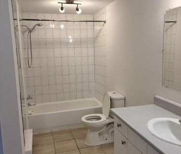 Fraîchement repeint, beau et grand 4 ½ à louer - Photo 4