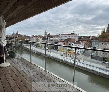 Centraal gelegen recent appartement met terras en parking. - Photo 2