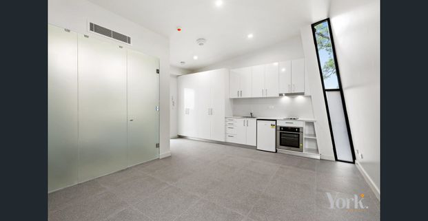 Immaculate studio like never seen before! - Photo 1