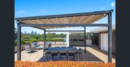 Sun-drenched Luxurious Top-Floor Apartment in Prime Location - Photo 4