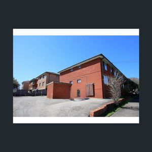 Convenient Ground Floor Apartment in a Quiet Low-Rise Block - Photo 2