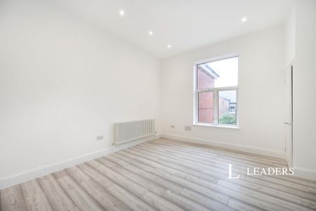 3 bedroom flat to rent - Photo 2