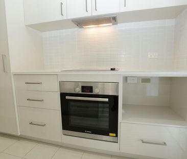 IDEALLY POSITIONED MODERN APARTMENT - Photo 6