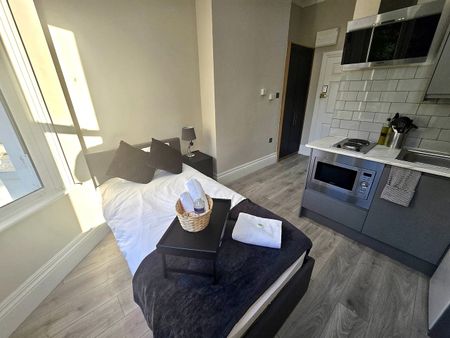 Studio Flat, Philbeach Gardens, SW5 - Photo 2