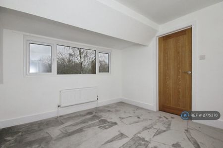 3 bedroom flat to rent - Photo 5