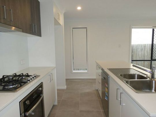 4 BED TOWNHOUSE CLOSE TO SCHOOLS, SHOPS & TRANSPORT - Photo 1
