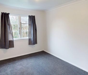 Roslyn - 3 Bedrooms - Photo 2