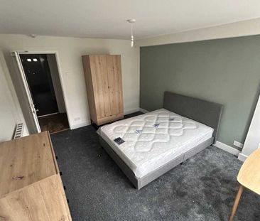 5 Bed Student Accommodation - Photo 5