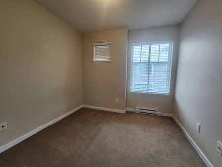 Three Bedroom Townhouse in Sullivan with Yard and Garage - Photo 4