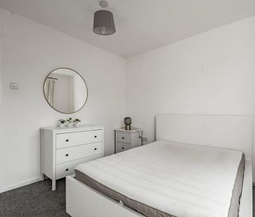 5 bedroom semi-detached house to rent - Photo 2