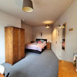 1 bedroom in a house share to rent - Photo 2