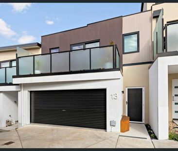 Sunlit Modern Beach-Side Living - Photo 4