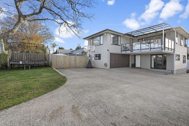 Great views, warm, 4 bdrm modern home in Sunnynook - Photo 1