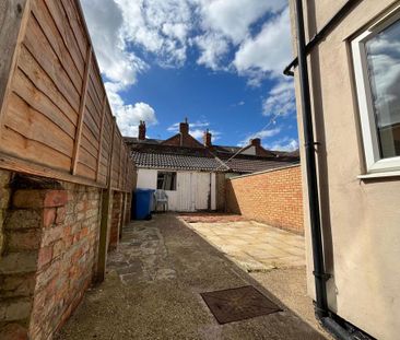 2 bedroom terraced house to rent - Photo 1