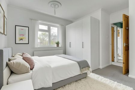 3 bedroom semi-detached bungalow to rent - Photo 2