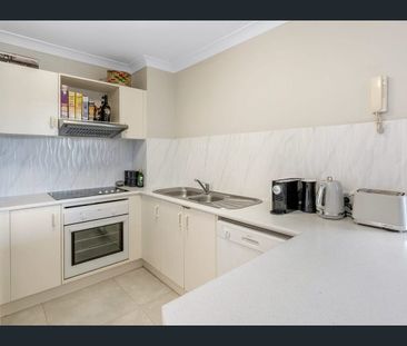 Spacious Apartment in Prime Southport Location ! - Photo 6