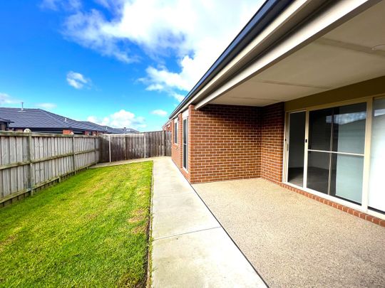 19 Heybridge street, Clyde, VIC 3978 - Photo 1