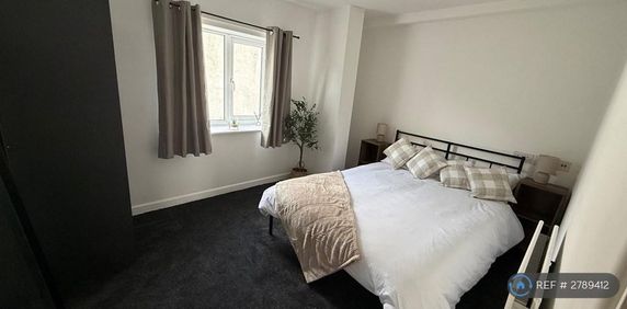 1 bedroom in a house share to rent - Photo 2