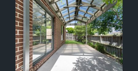 Immaculate Four-Bedroom Home in Prime Lyndhurst Location! - Photo 3