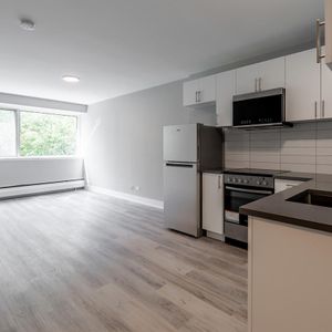 3 BR - 5765 Cote-St-Luc Road, Montréal - Photo 2