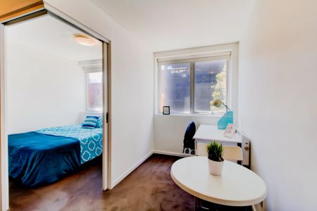 Large 1 Bedroom - Photo 4