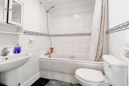 3 Bedroom Flat / Apartment to let - Photo 4